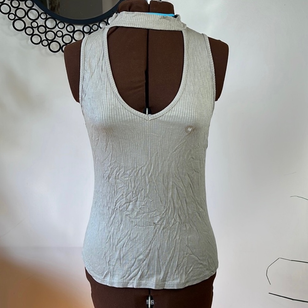 NWOT Kendall & Kylie Ribbed Stretchy V Neck M